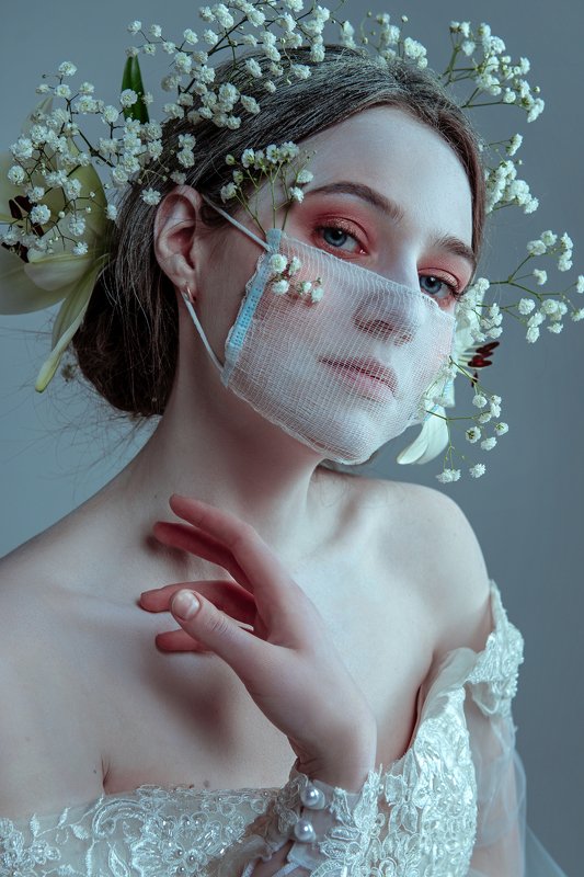 Девушка, covid-19, цветы, бумага Madonna Coronaphoto preview