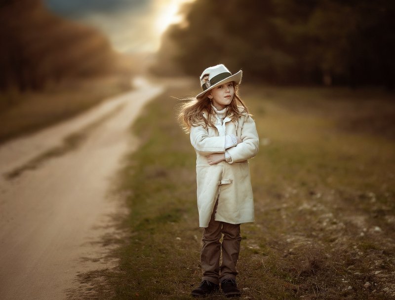 девочка,детство, вечер, лес   закат, весна шляпа  одиночество дорога свет У леса.photo preview