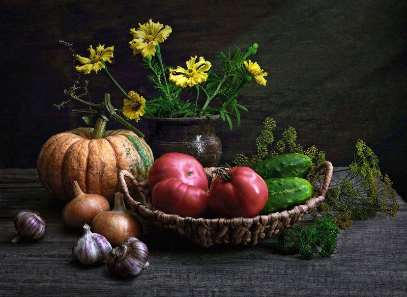 натюрморт, цветы, овощи, кринка, букет, тыква, петрушка, томаты, огурцы, лук, чеснок, корзинка Овощиphoto preview
