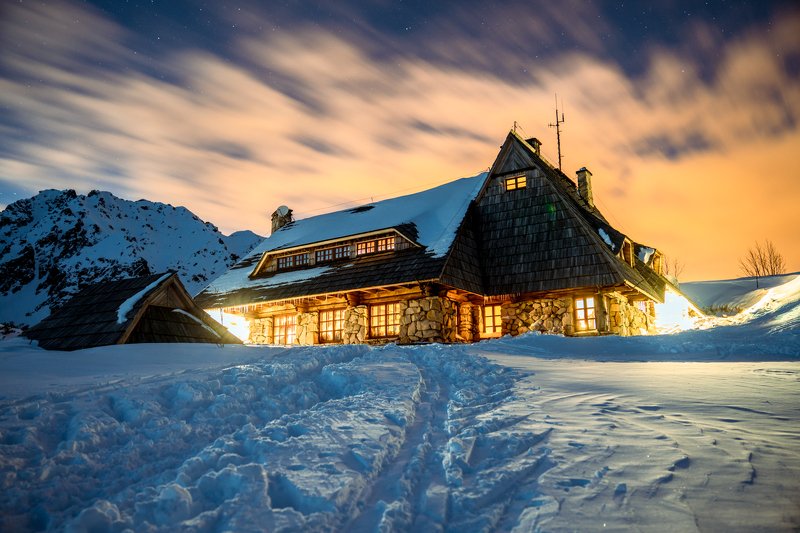 gwiazdy, niebo, natura, góry, tatry, śnieg, zima, światła, noc, dolina pięciu stawów, schronisko Schronisko w Dolinie Pięciu Stawów nocą.photo preview