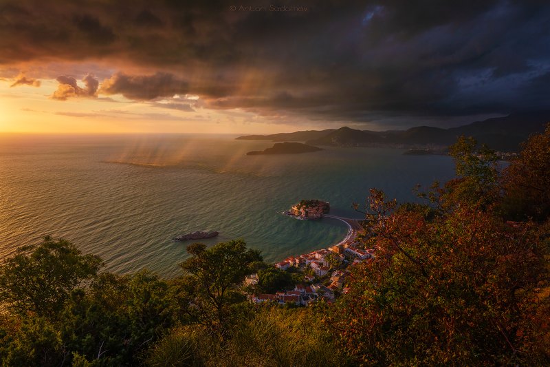 черногория, свети-стефан, море, закат, облака, дождь Облачно в Свети-Стефан, Черногорияphoto preview