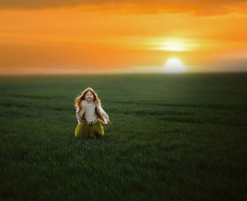 девочка, поле, закат, весна, детство, вечер, бег, радость, улыбка, природа В пшеничке.photo preview
