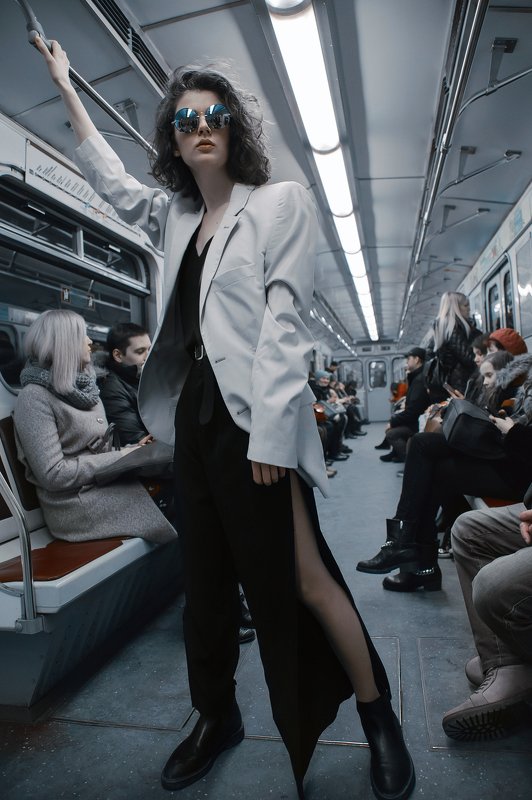Стиль, мода, метро, люди, портрет, транспорт, вагон, девушка, спб photo preview
