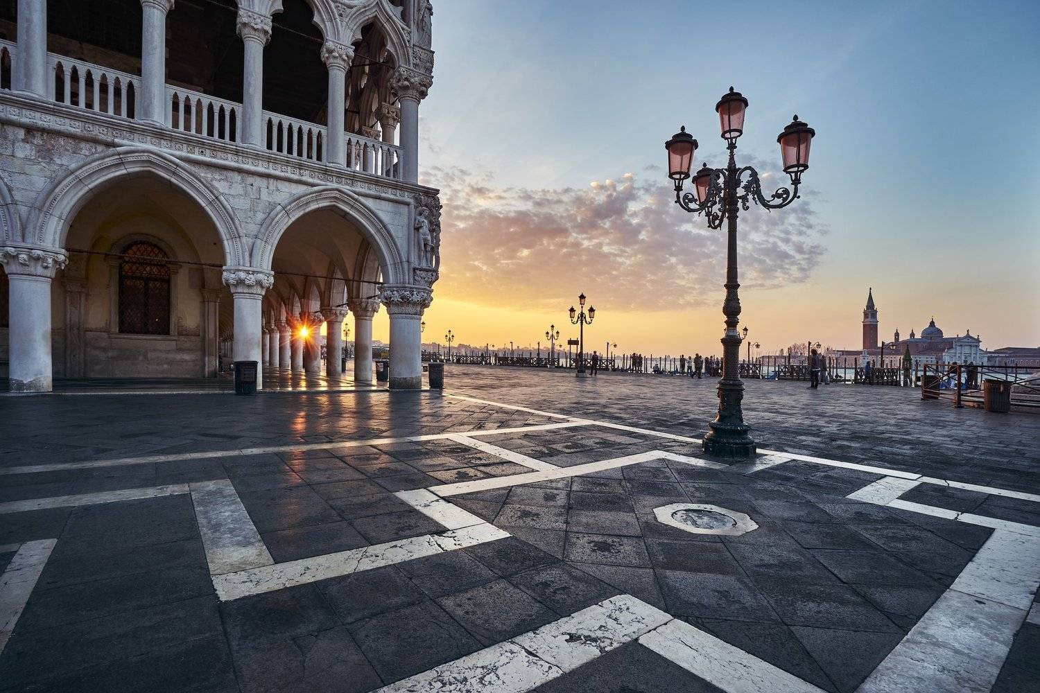 Markusplatz. Автор: Alexander Schönberg venice, lantern, street, urban, sunrise, Alexander Schönberg
