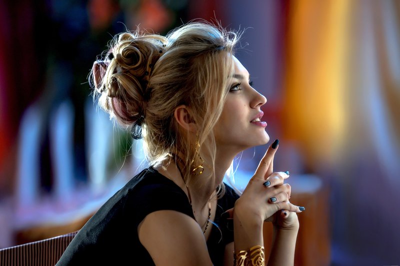 улыбка девушки, руки, макияж, красивое боке, красивая, красавица, девушка, гламур, глаза, браслет, блондинка Викаphoto preview