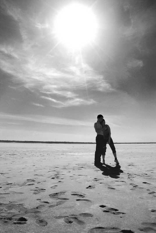 пустыня,люди,солнце ,парочка,татаринцев,эльтон Под палящим солнцемphoto preview