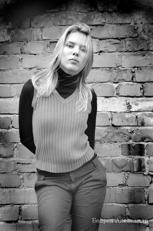 девушка, природа, кирпич, стена, лето, город, портрет, волосы, воздух, блондинка, фотограф Черно-белая серияphoto preview