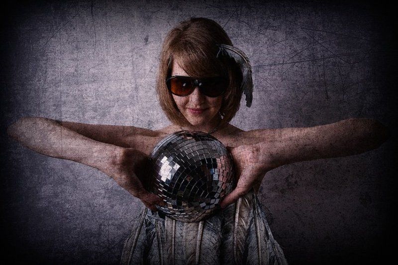 шарик,крутится,перья,разлетаются Зеркальный шар или Ненастоящая птицаphoto preview