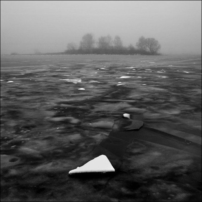 Сырая зимняя квадратная чб картинка с треугольникомphoto preview