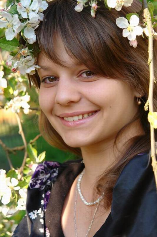 Улыбка с яблоней в цветахphoto preview