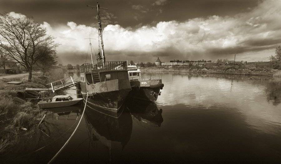 НА привязи. Автор: Евгений Пугачев. корабли,новоладожский канал,небо,облака,канат, Евгений Пугачев.