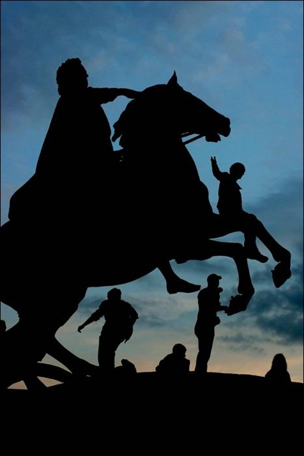 Пётр и выпускники. Автор: Дмитрий Шамин силуэт, памятник, питер, петербург, город, постамент, выпускник, школьник, праздник, выпускной, алые паруса, dyadyavasya, жанр, Дмитрий Шамин