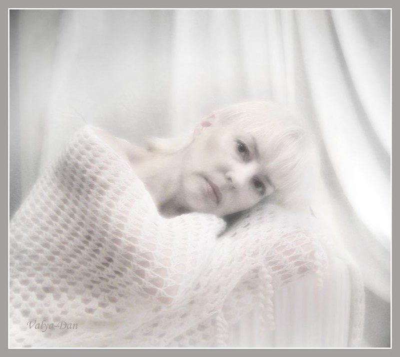 Утренний портрет автора в белом интерьере...photo preview