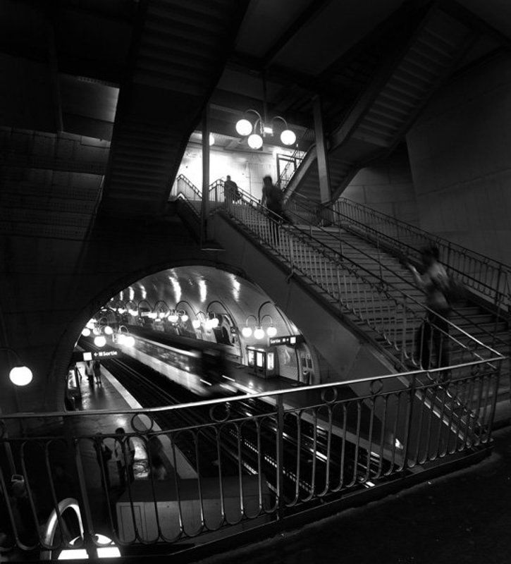 метро люди поезд СТАНЦИЯ МЕТРО. ОСТРОВ СИТЭphoto preview