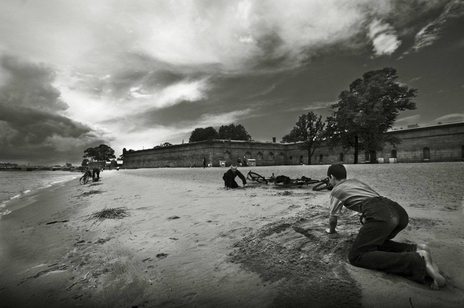 Игра. Автор: Евгений Пугачев. петропавловка,небо,грозовой фронт,пляж,вода,дети,велосипед,песок,жизнь, Евгений Пугачев.