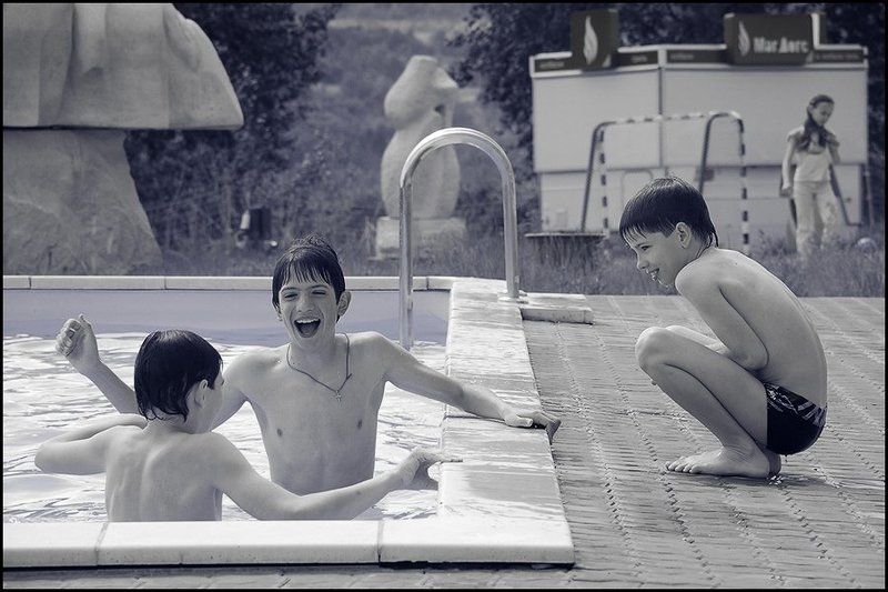 мальчики, пикник, бассейн Ой, да ну ладно тебе!photo preview