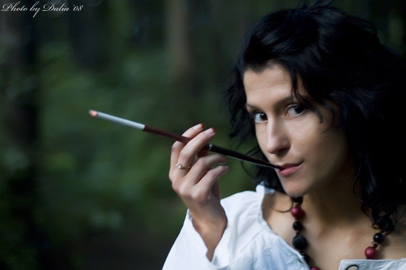 девушкa, сигaретa, мундштук photo preview