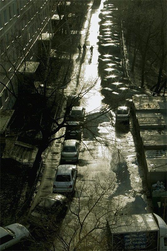 2008, цифра, цвет, солнце, блик, двор, человек, авто, гараж, тень, весна, город, дерево, city, spring, color, walk, tree, car, shadows светлый путьphoto preview