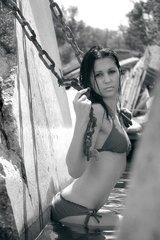 девушка,цепи,вода,плиты,закованная,татаринцев Закованнаяphoto preview