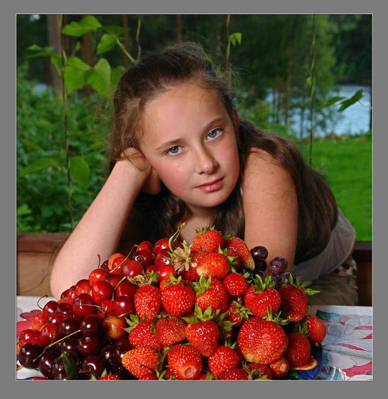 девочка ,клубника у бабушке на дачеphoto preview