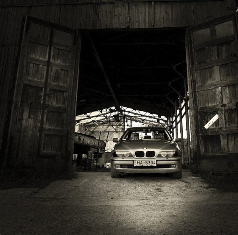 bmw, машина, заброшенный завод, пустырь, ворота, двери, фары, глаза, photo preview