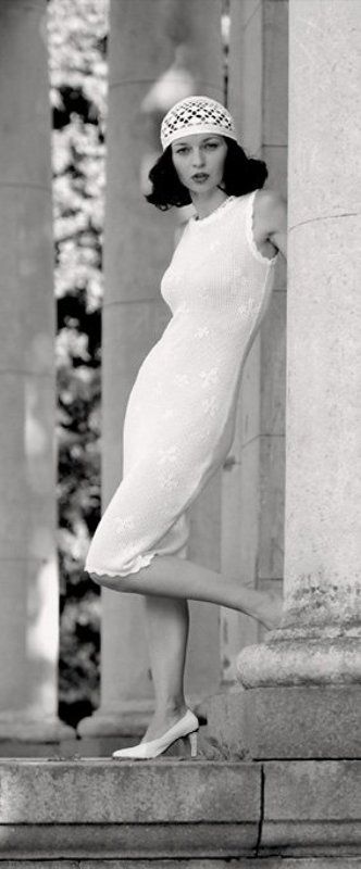 девушка, колонны Б/Нphoto preview