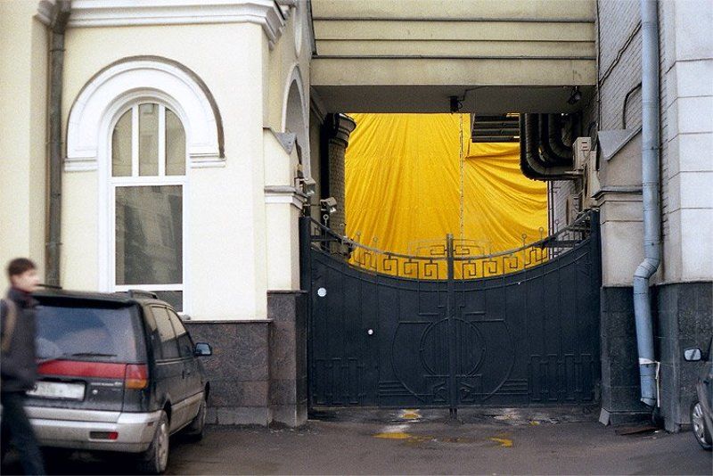 2007, цвет, город, москва, штора, ворота, авто, человек, желтый, труба, окно, canon-eos-300, пленка шторкаphoto preview