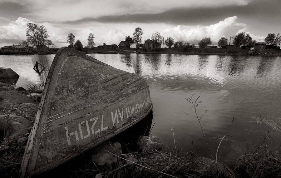 перевернули. Автор: Евгений Пугачев. лодка,берег,канал,небо,облака,вода, Евгений Пугачев.