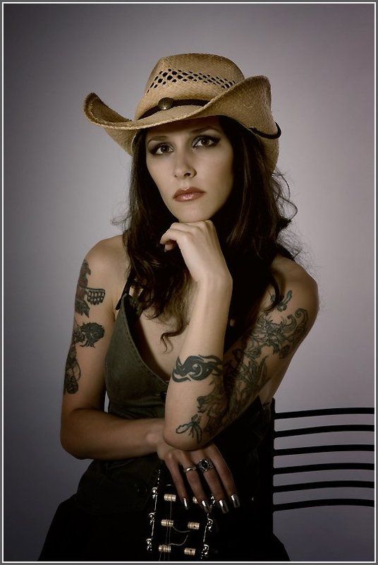 Портрет девушки с гитаройphoto preview