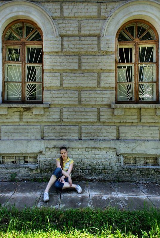 девушка,стена,окна Меж окон...photo preview