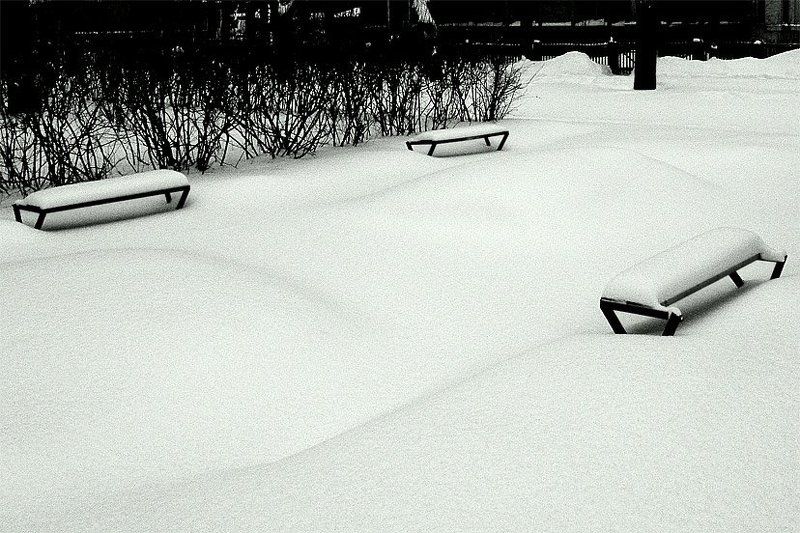 2005, город, зима, лавочка, москва, снег, цифра, чб не поговорилиphoto preview