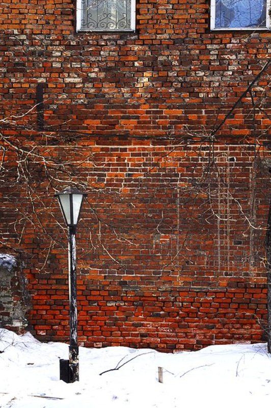 фонарь, стена, окна Фонарьphoto preview