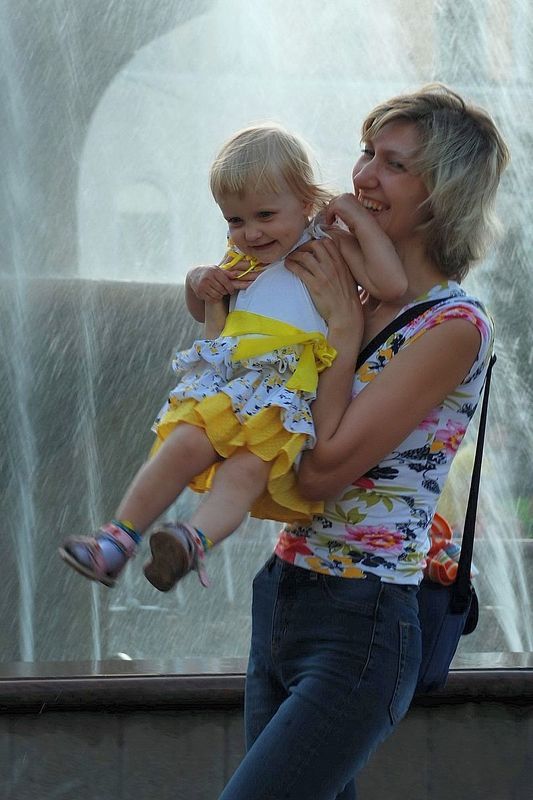 фонтан, мама, ребенок У фонтанаphoto preview