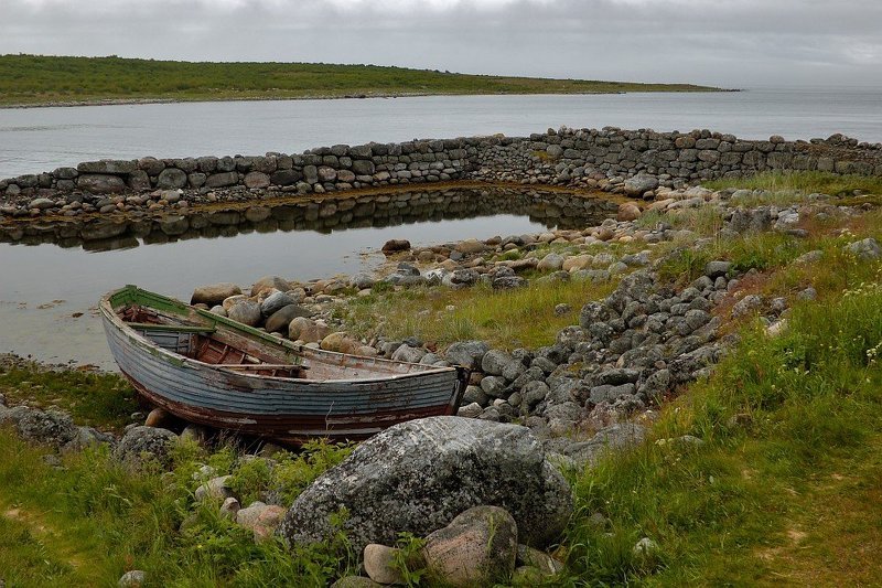 соловецкий архипелаг, заяцкие острова, белое море, искусственная гавань, разбитая лодка Цвет или ЧБ?photo preview