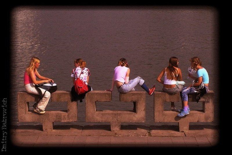 девушки разместилисьphoto preview