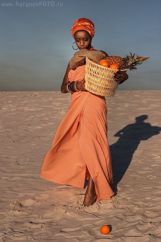 девушка с апельсинамиphoto preview