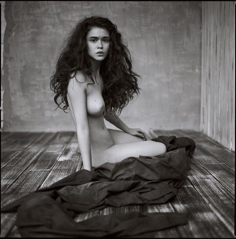 Дикие локоны падают гривойphoto preview