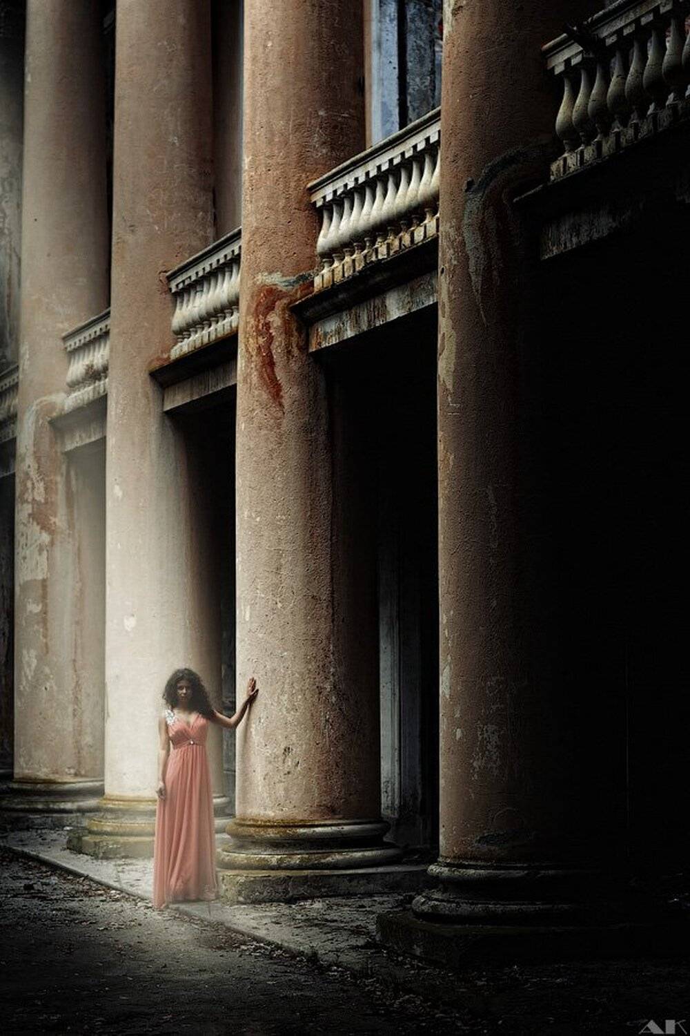 Shadow and light. Автор: Колбая Александр shadow, light, girl, column, Колбая Александр