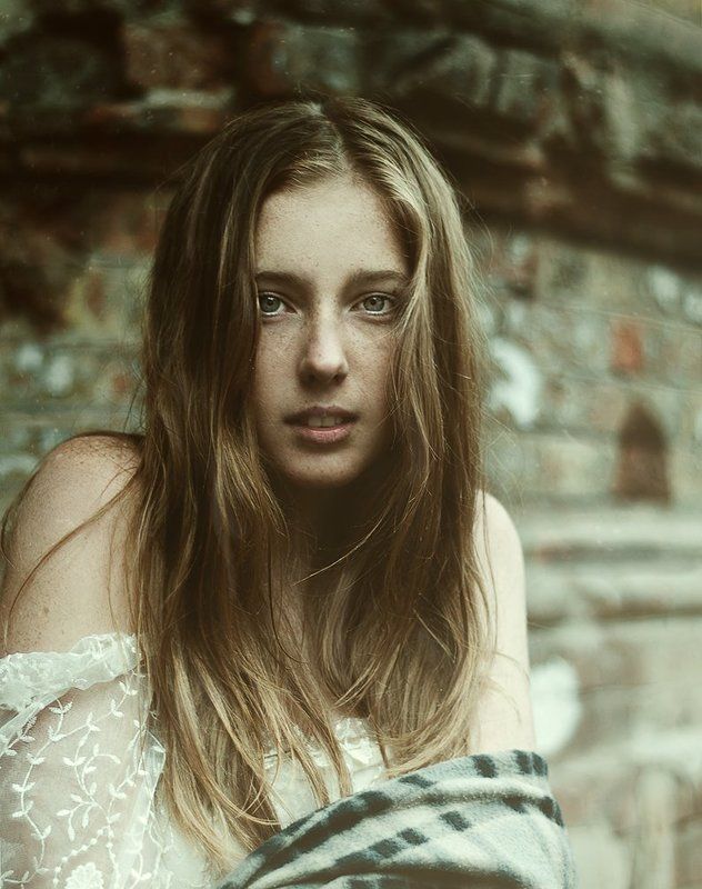 В этом городе, сколько бы ни было тысяч лиц, она надрывает облезлый кирпич страницphoto preview