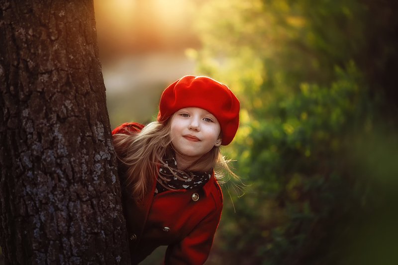 девочка, , , детство, вечер, парк, закат, игра весна прятки.photo preview