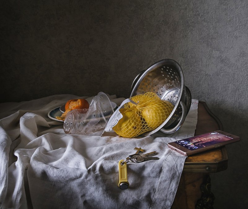 натюрморт, фарфор, лимон, смартфон, ключи Три лимона и смартфонphoto preview