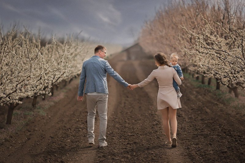 семейная фотосессия, семейный фотограф, цветущий сад Один путьphoto preview