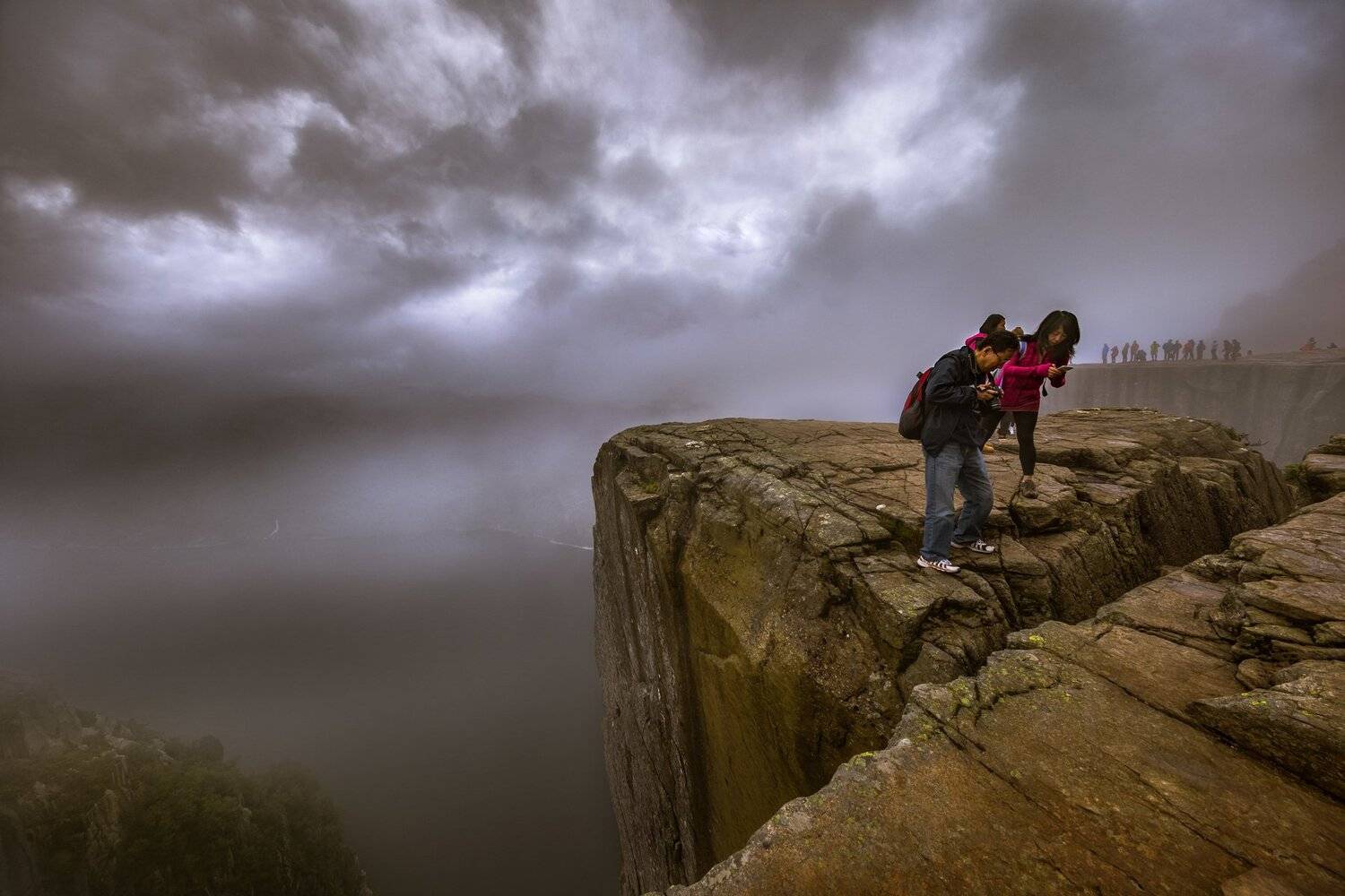 На отколовшейся скале - игры со смертью.... Автор: Marat Max (Марат Макс) норвегия, прекестулен, скала, пропасть, туристы,, Marat Max (Марат Макс)