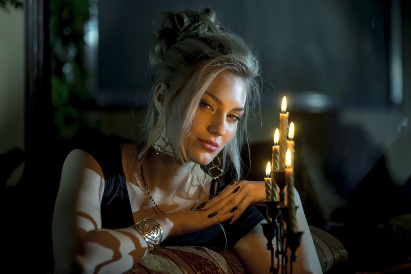 красавица, девушка, свечи, гламур, очарование, романтика, блондинка, шикарная причёска, взгляд, глаза, украшения, тёмный фон, При свечахphoto preview