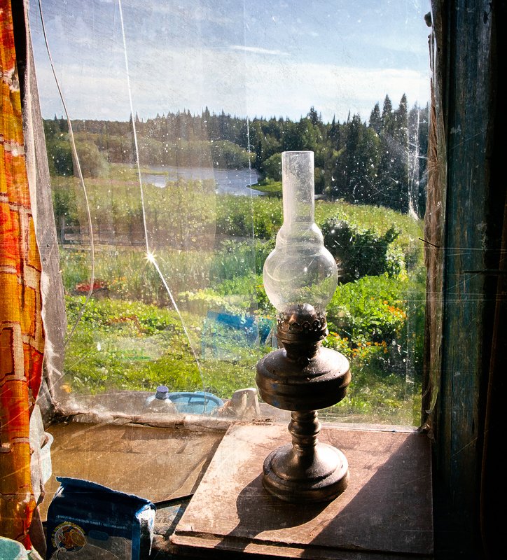 У окна в старом доме.photo preview