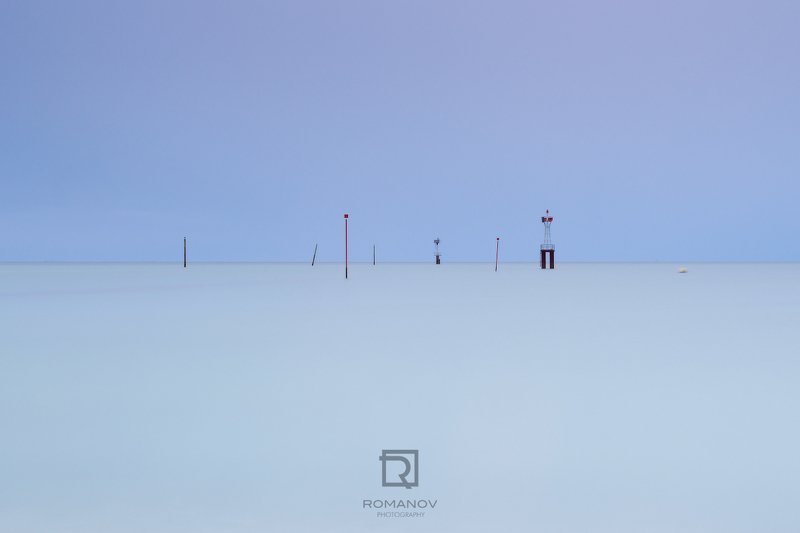 Синий, молочный, замороженный, небо, белый, пространство, небо, день, море, длинная экспозиция, горизонт, труба, палка, Маяк, Франция, Трувиль-сюр-Мер, минимализм, эмбиент, безмятежность Self-isolation – Самоизоляцияphoto preview