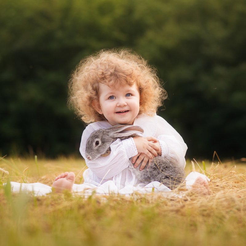 Ребёнок девочка малыш кролик лето Малышка с кроликомphoto preview