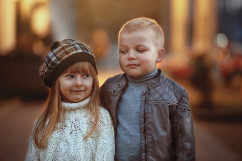 дети мальчик девочка прогулка вечер кокетство дети парк улыбки Веснаphoto preview