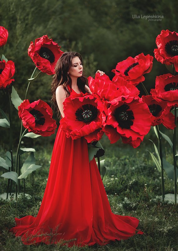 женский портрет индивидуальная фотосессия красные маки ростовые цветы фотограф чита photo preview