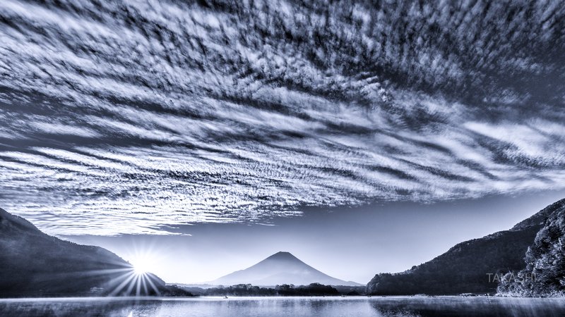 Fuji,Japan,mountain,clouds,lake,water,sunrise,sunshine A row of cloudsphoto preview